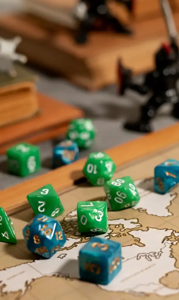 Veelhoekige RPG-dobbelstenen verspreid over een fantasiewereldkaart die wordt gebruikt voor rollenspellen.